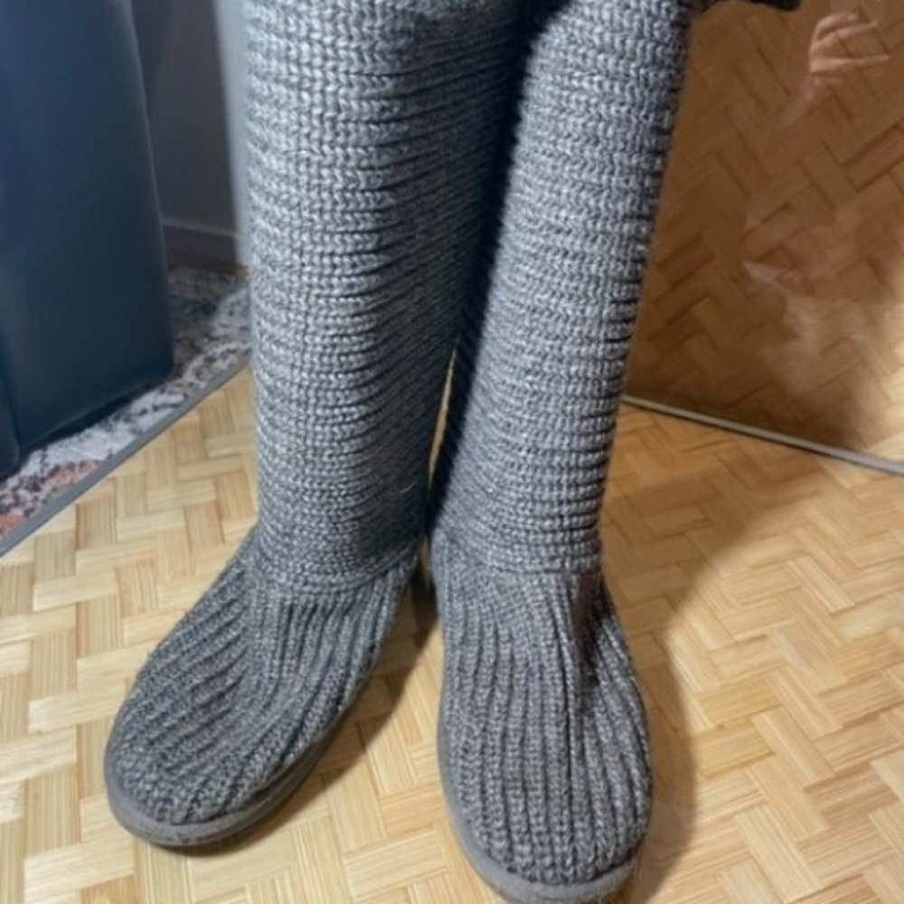 UGG Australia Cardy Triple Button Boots Size US 7